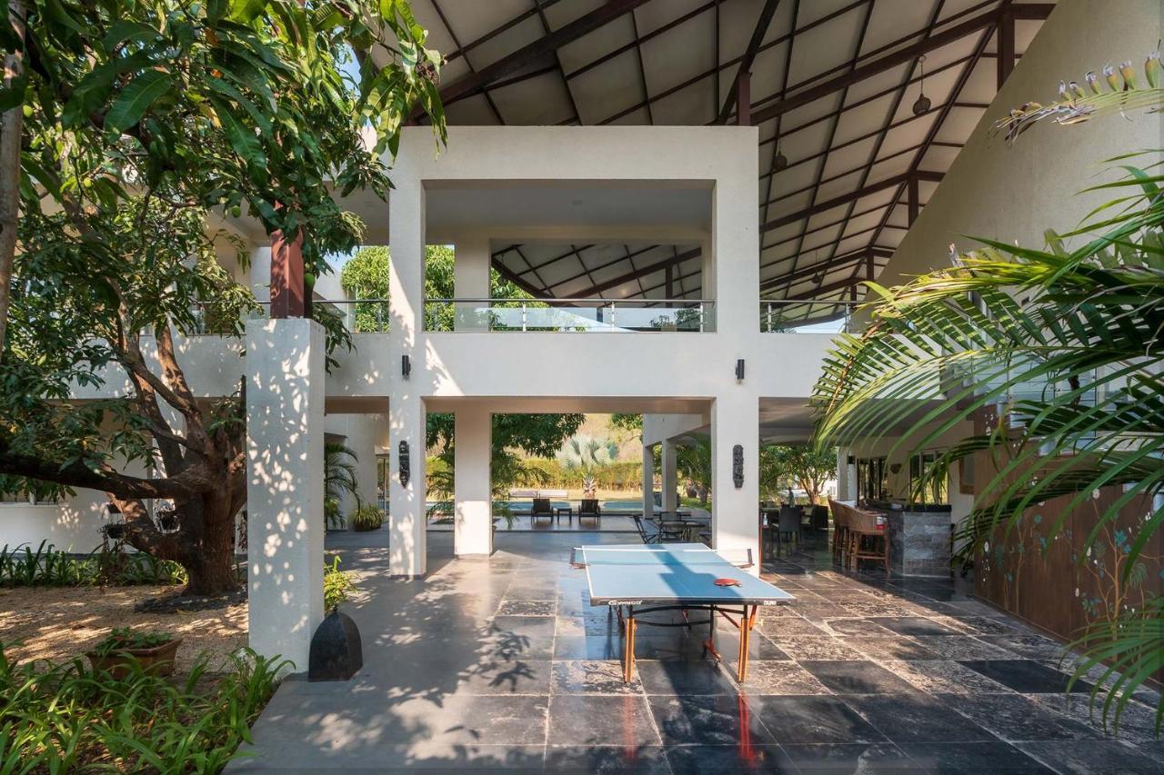 The Leaf By Stayvista - An Enchanting Escape Offering A Pool, Terrace, Lush Lawn, Contemporary Interiors, And Indoor Games Alibág Kültér fotó