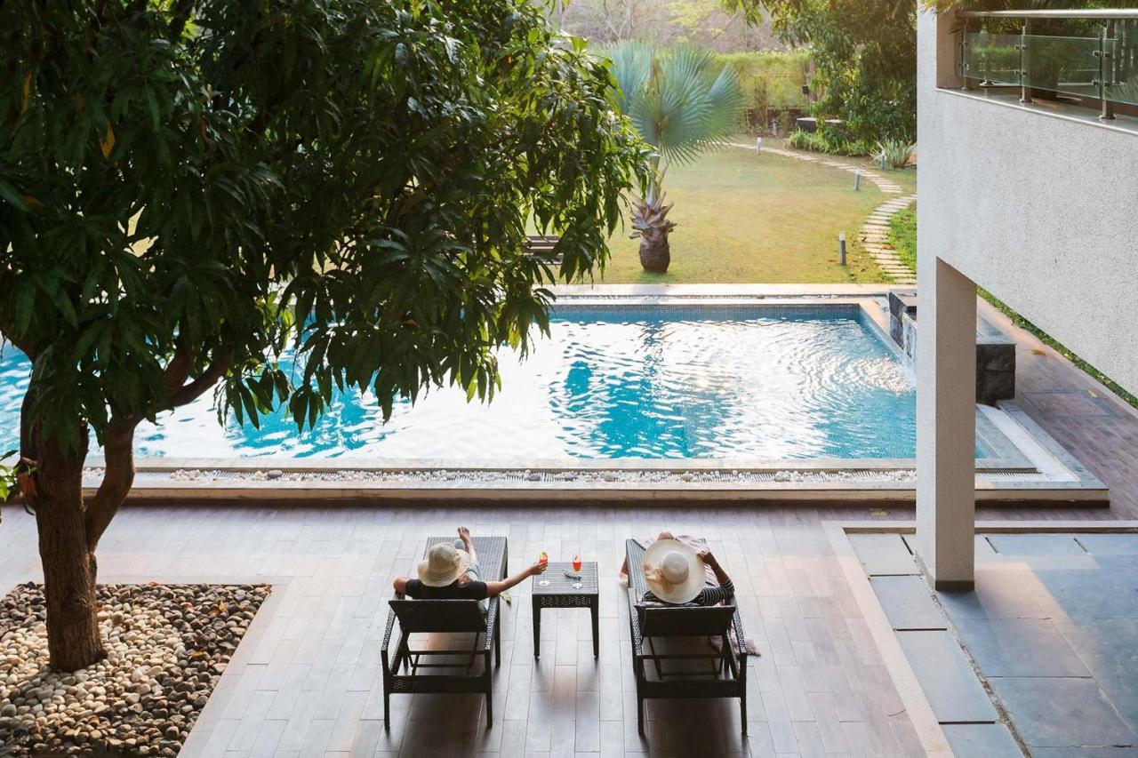 The Leaf By Stayvista - An Enchanting Escape Offering A Pool, Terrace, Lush Lawn, Contemporary Interiors, And Indoor Games Alibág Kültér fotó